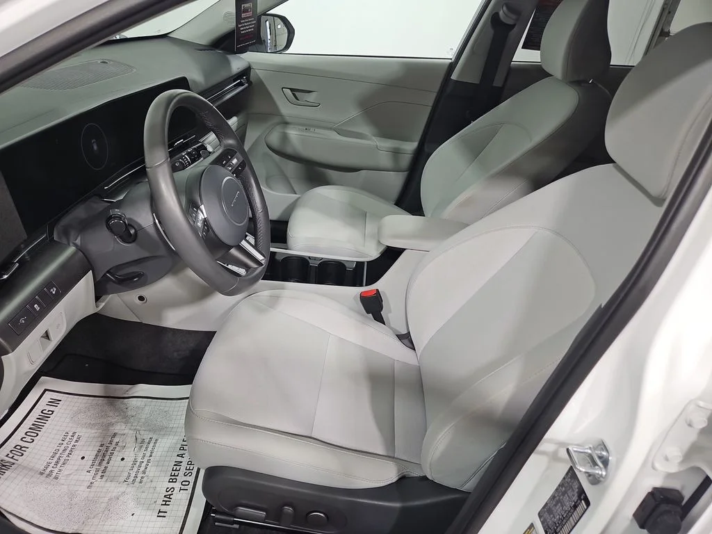 Used 2025 White Hyundai SEL Convenience image 11
