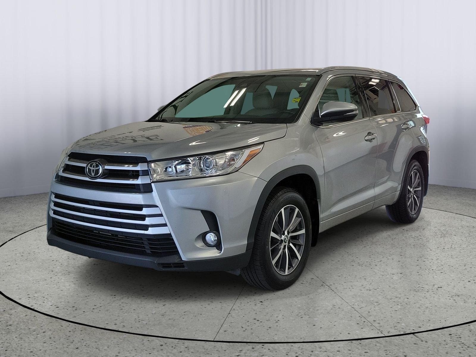 Used 2017 Silver Toyota XLE image 4