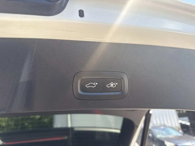 Used 2021 White Volvo R-Design image 10