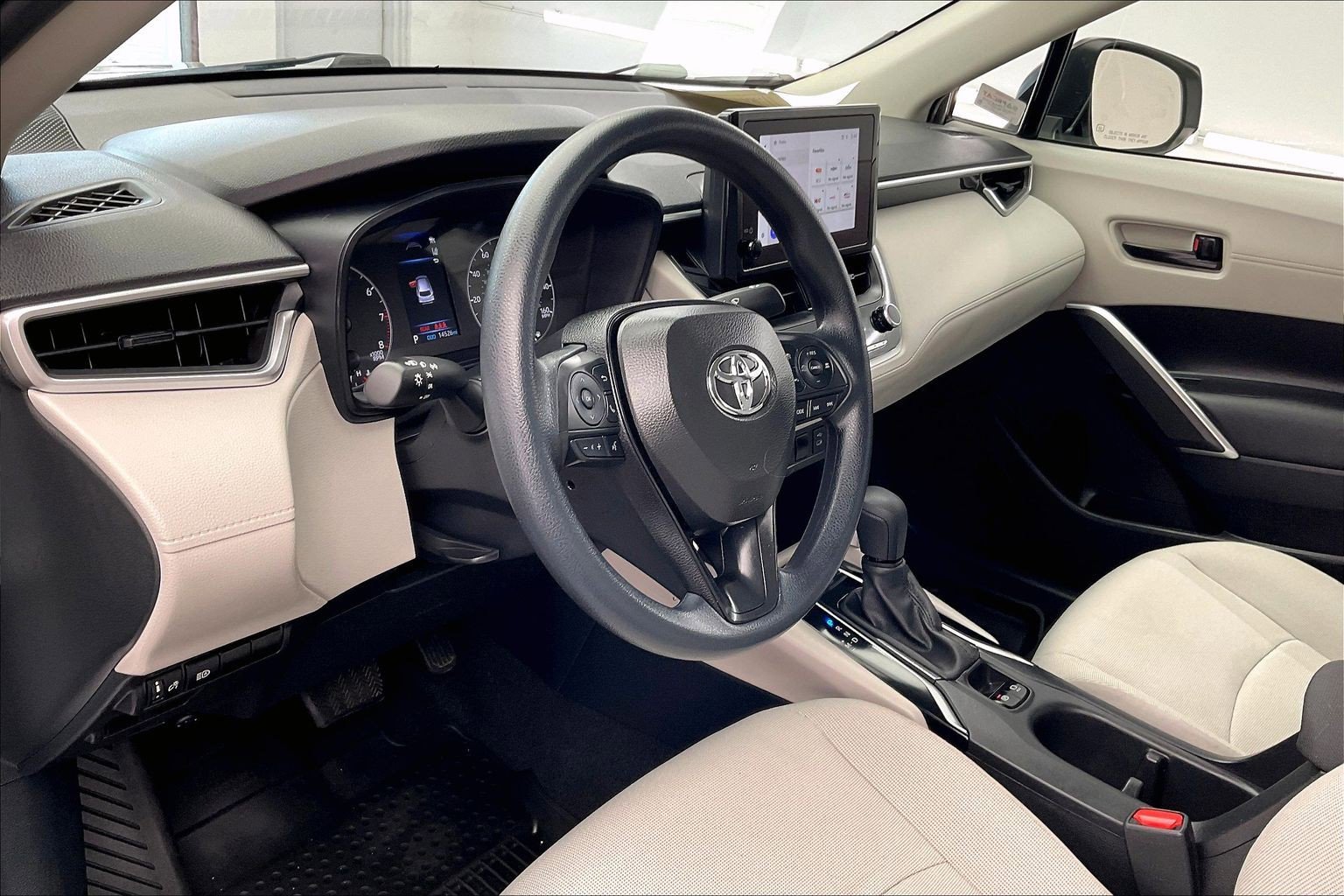 2024 Toyota Corolla Cross L photo 3