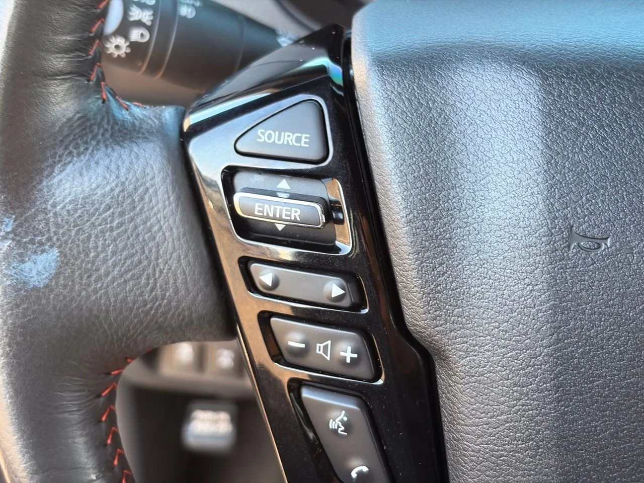 Used 2025 Boulder Gray Pearl Nissan PRO-4X image 27