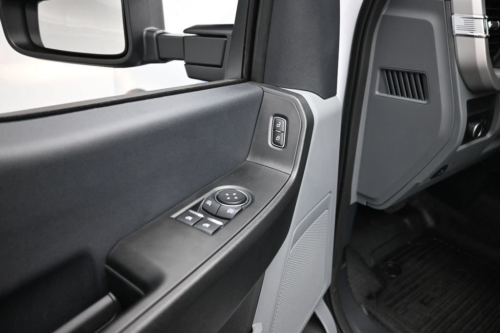 New 2025 Oxford White Ford XL image 9
