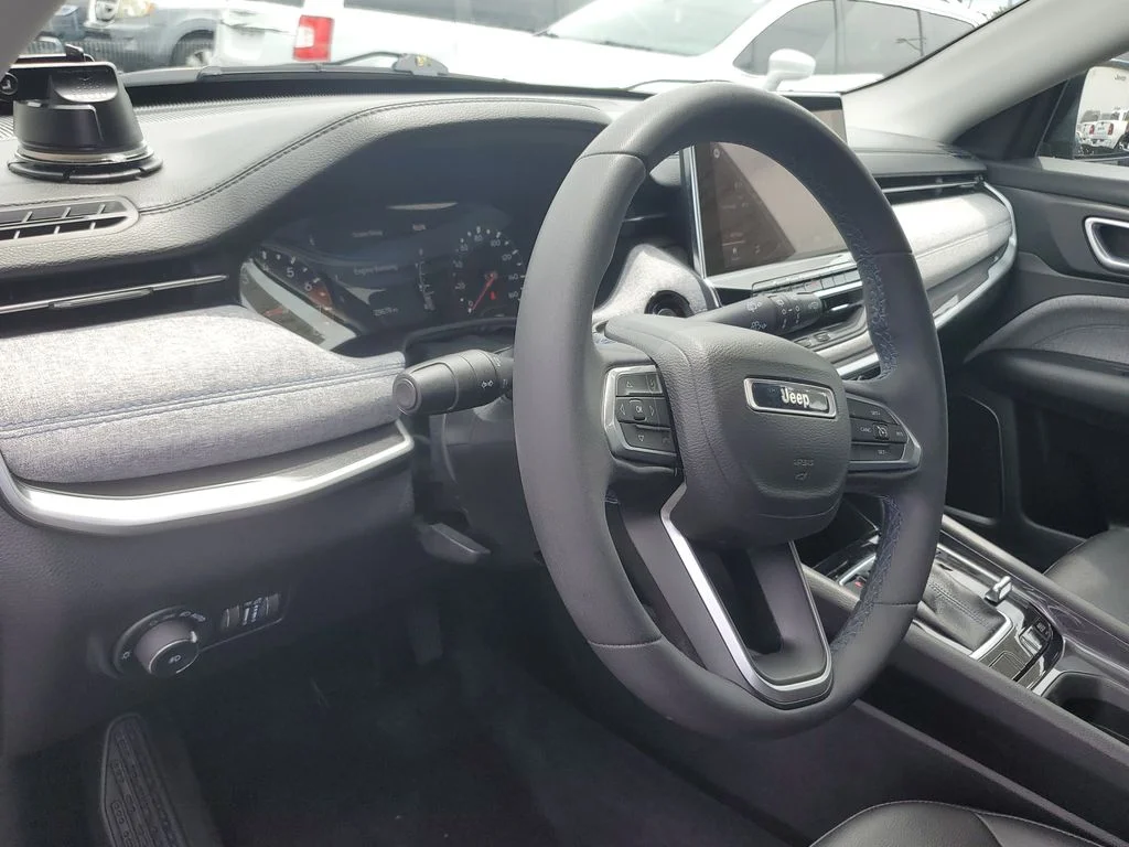 Certified Used 2022 Black Jeep Latitude image 19