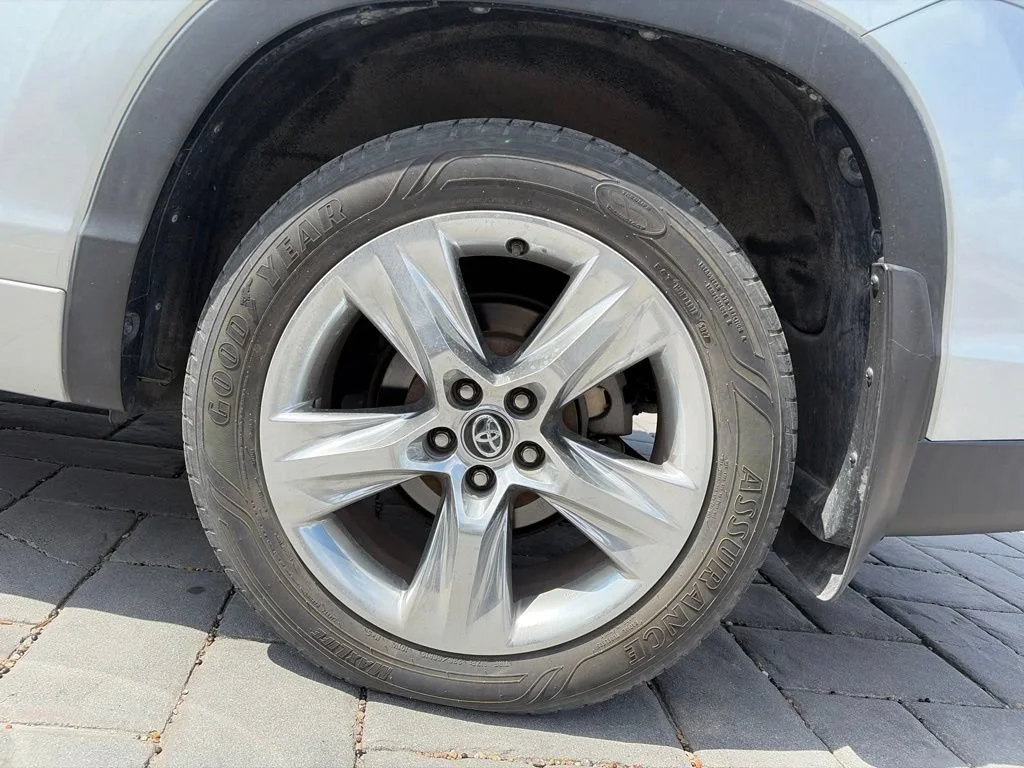 Used 2019  Toyota Limited image 20