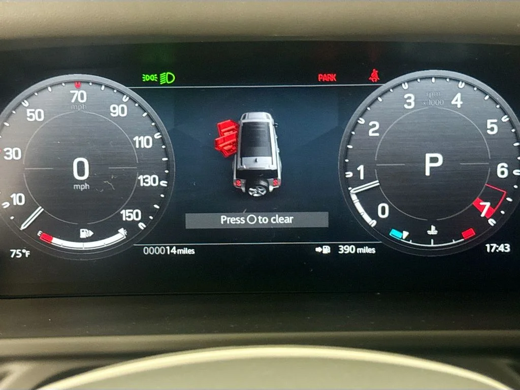 New 2026 White Land Rover X-Dynamic SE image 12