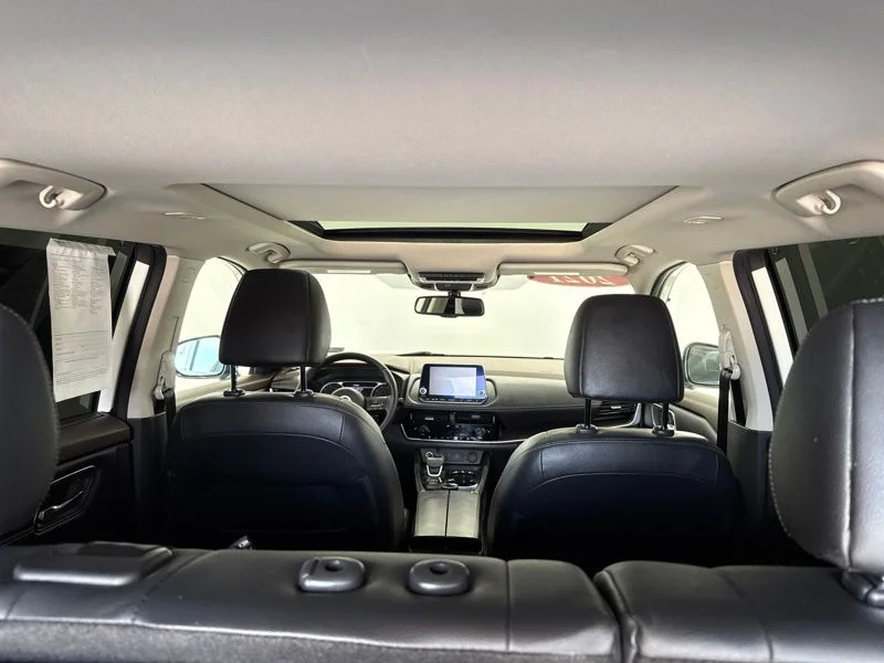 Used 2021 White Nissan SL image 9