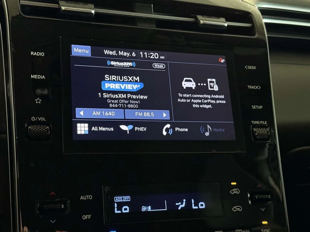 Used 2023 White Hyundai SEL image 3