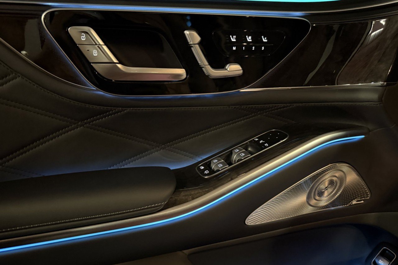 New 2027 MANUFAKTUR Moonlight White Metallic Mercedes-Benz Maybach S 580 4MATIC® Sedan image 9