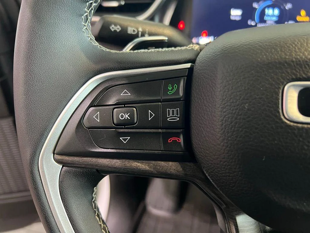Used 2024 Wh Jeep Limited image 23