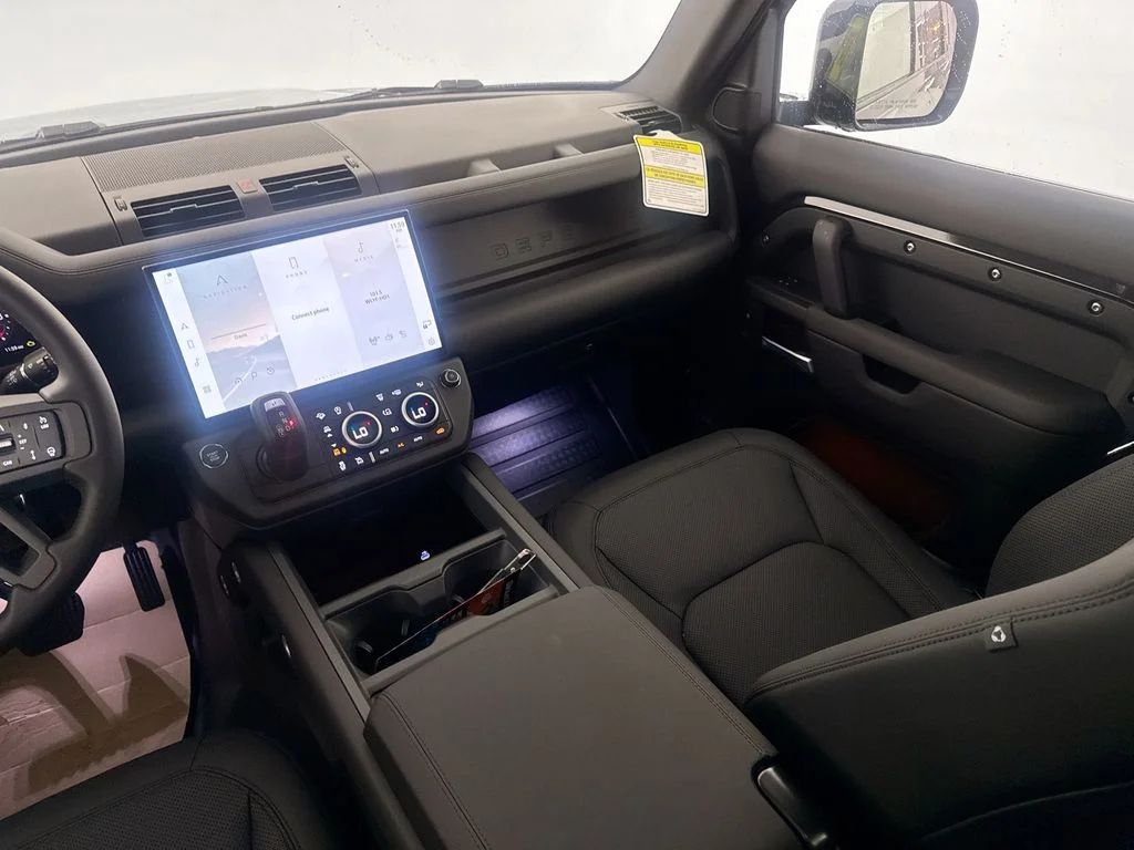 New 2026 Santorini Black Land Rover X-Dynamic SE image 22
