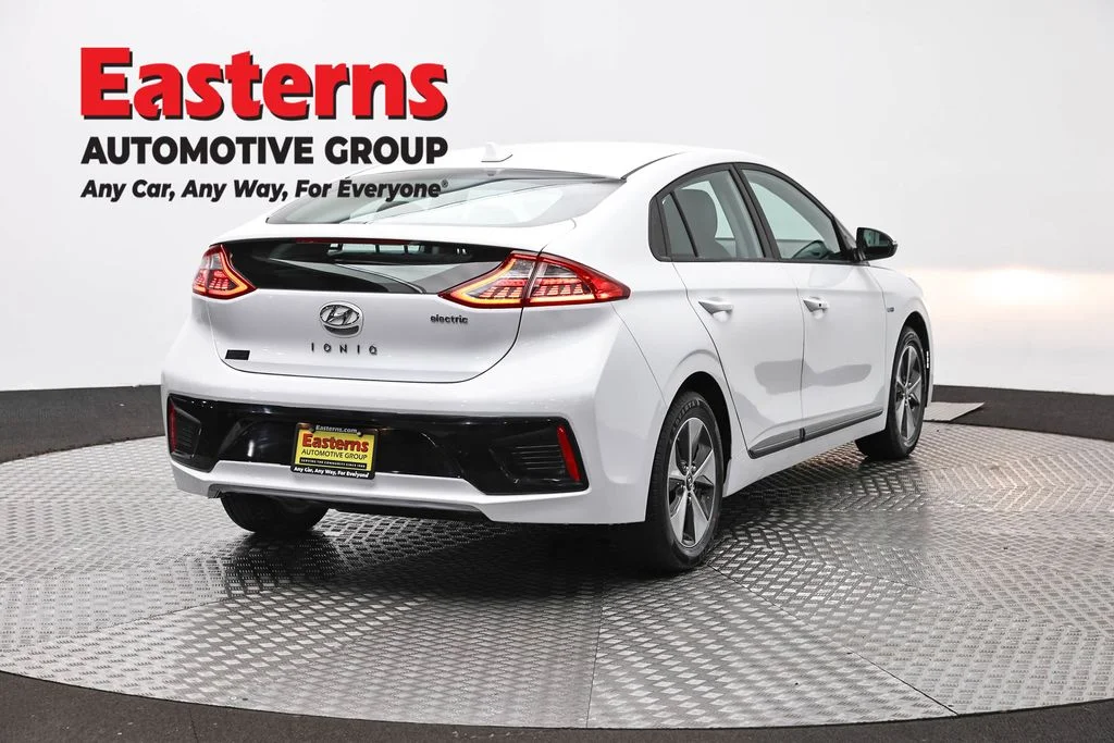 Used 2019 White Hyundai Base image 5