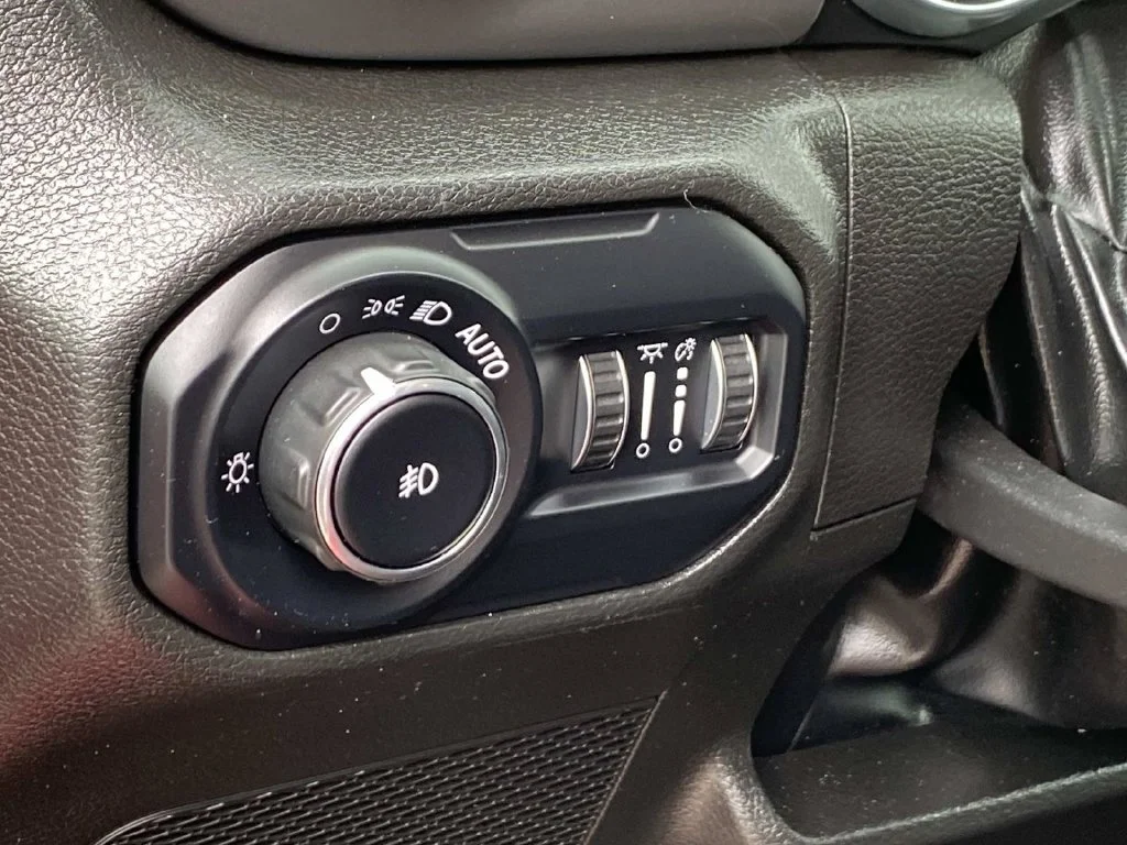 Used 2022 Red Jeep Sport S image 30