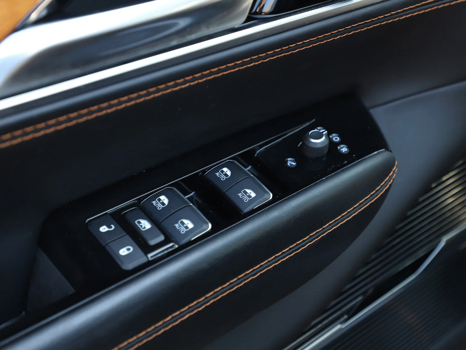 Used 2022 Diamond Black Crystal Pearlcoat Jeep Series III image 26