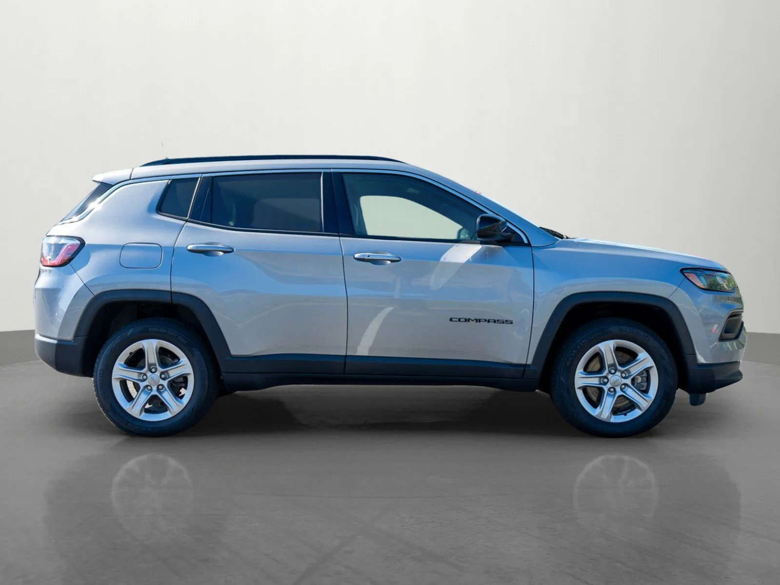 Used 2023 Billet Silver Metallic Clearcoat Jeep Latitude image 8