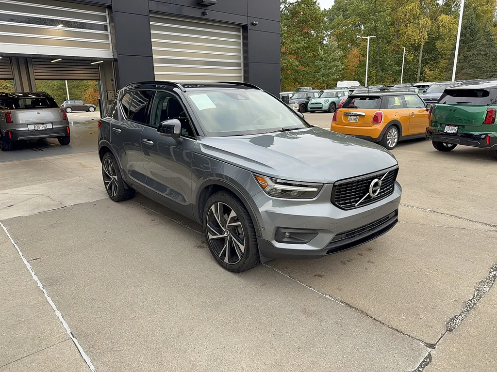 Used 2019 Osmium Grey Metallic/Black Contrast Volvo T5 R-Design image 2