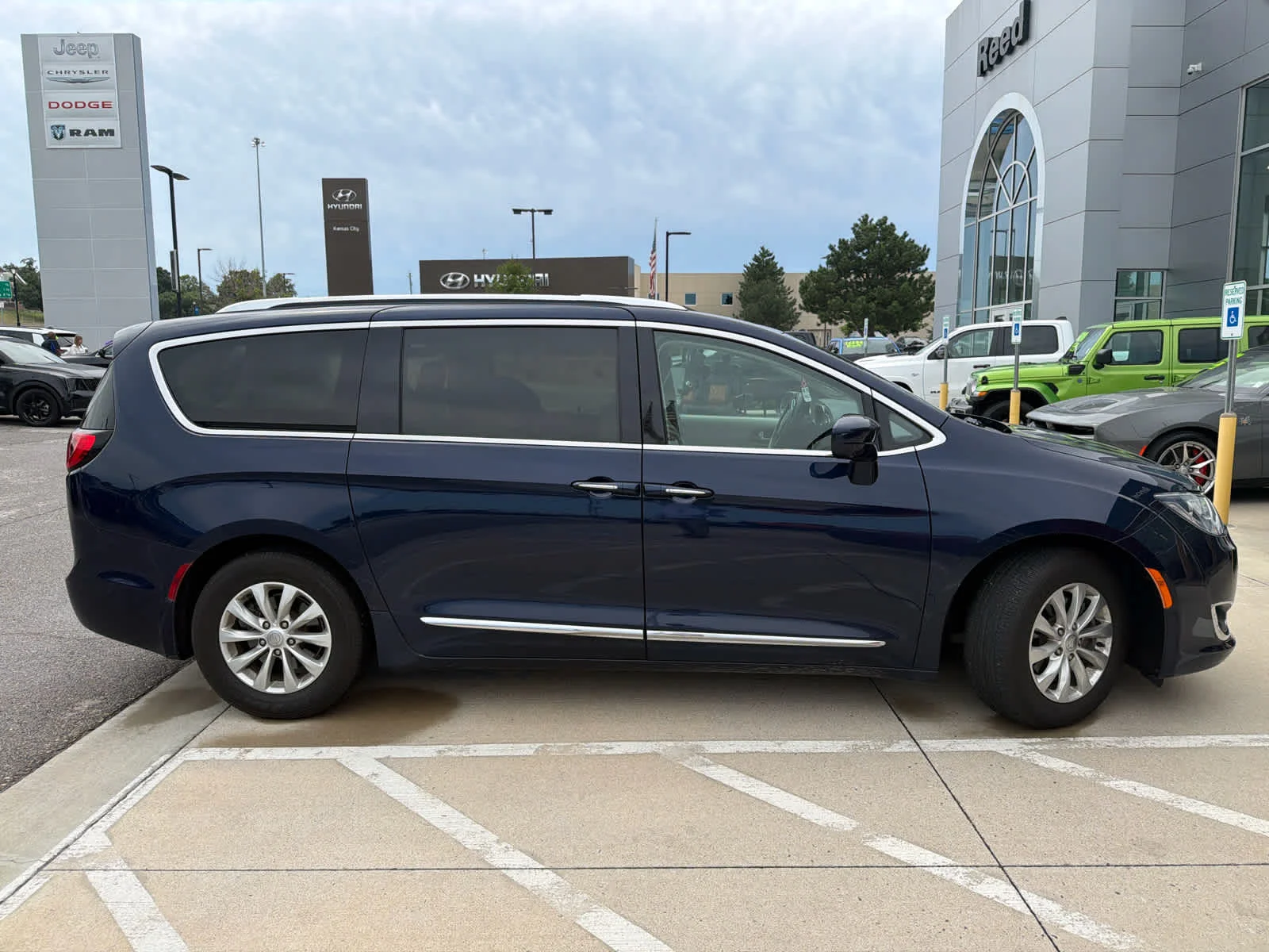 Used 2019 Jazz Blue Pearlcoat Chrysler Touring L image 4