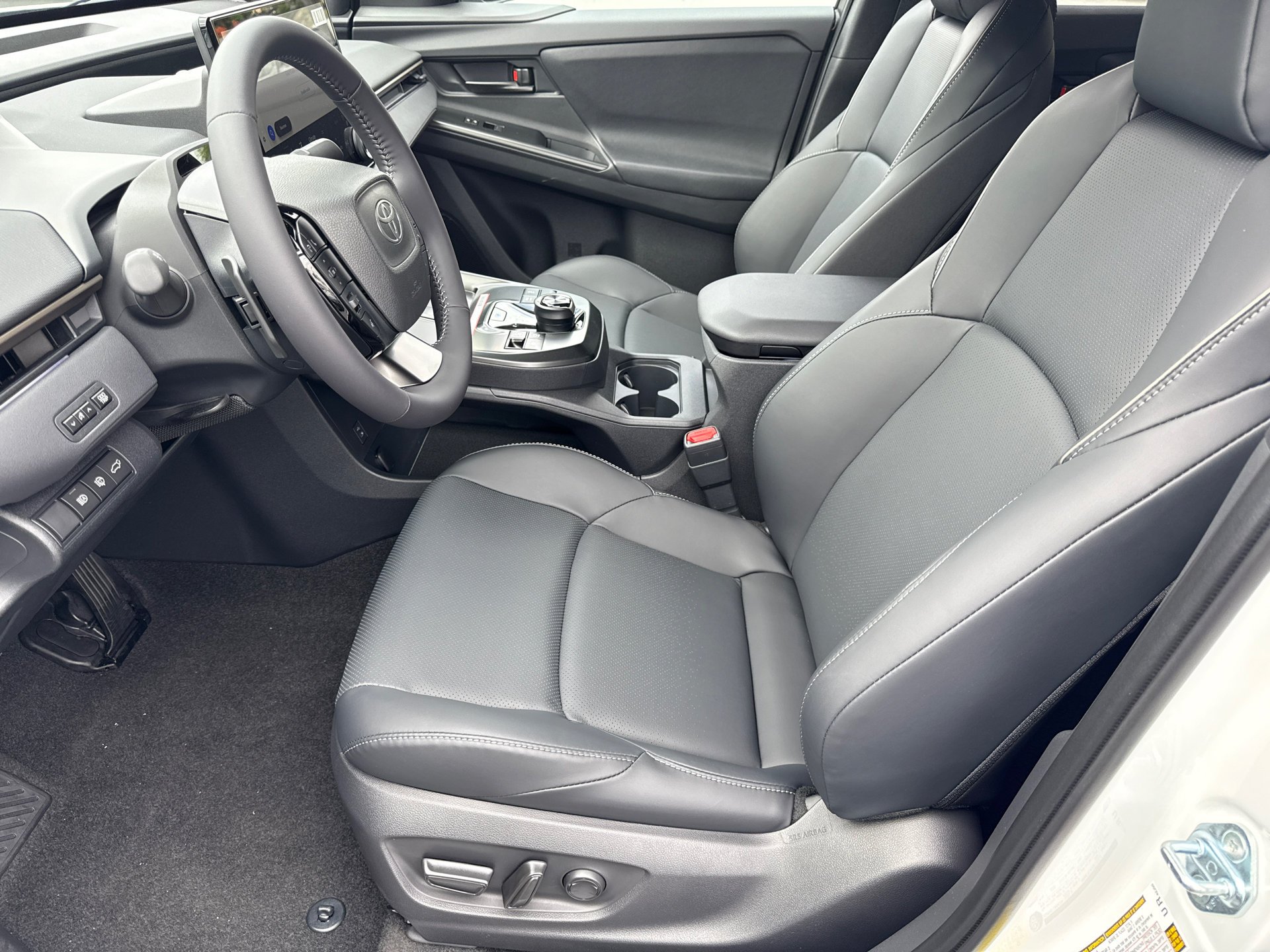 New 2026 Wind Chill Pearl with Midnight Black Metallic roof <sup>1</sup> Toyota  Limited image 24