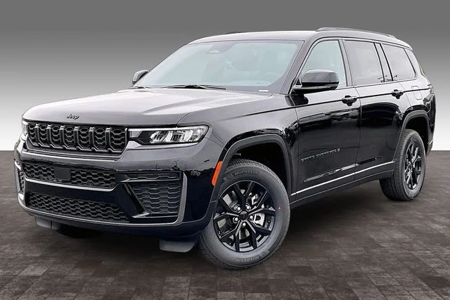 New 2026 Diamond Black Crystal Pearl-Coat Exterior Paint Jeep Laredo image 1