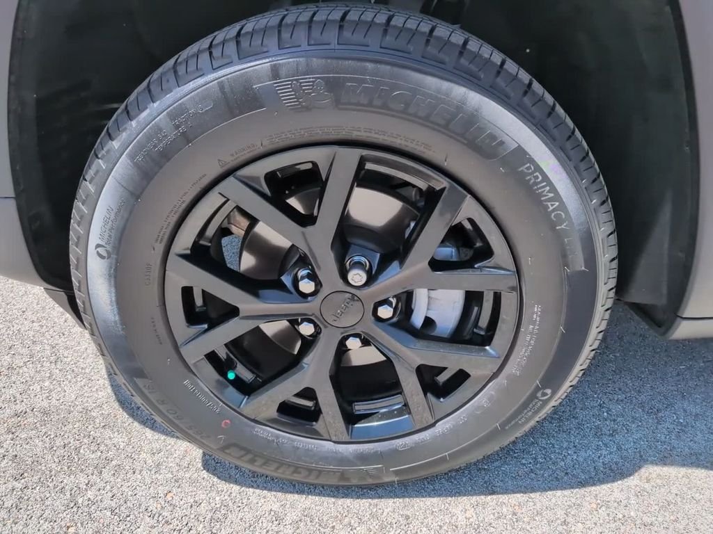 Used 2025 White Jeep Altitude X image 18