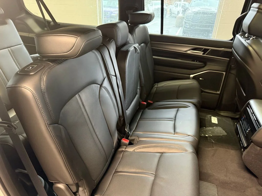 New 2026 Silver-Zynith Exterior Paint Jeep  image 25