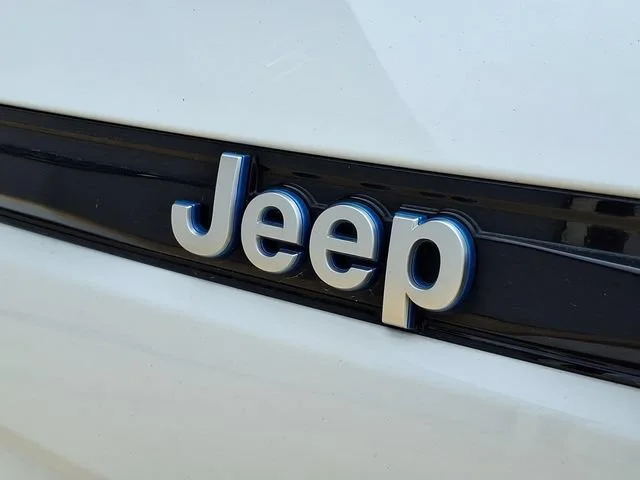 Used 2024  Jeep Y image 27