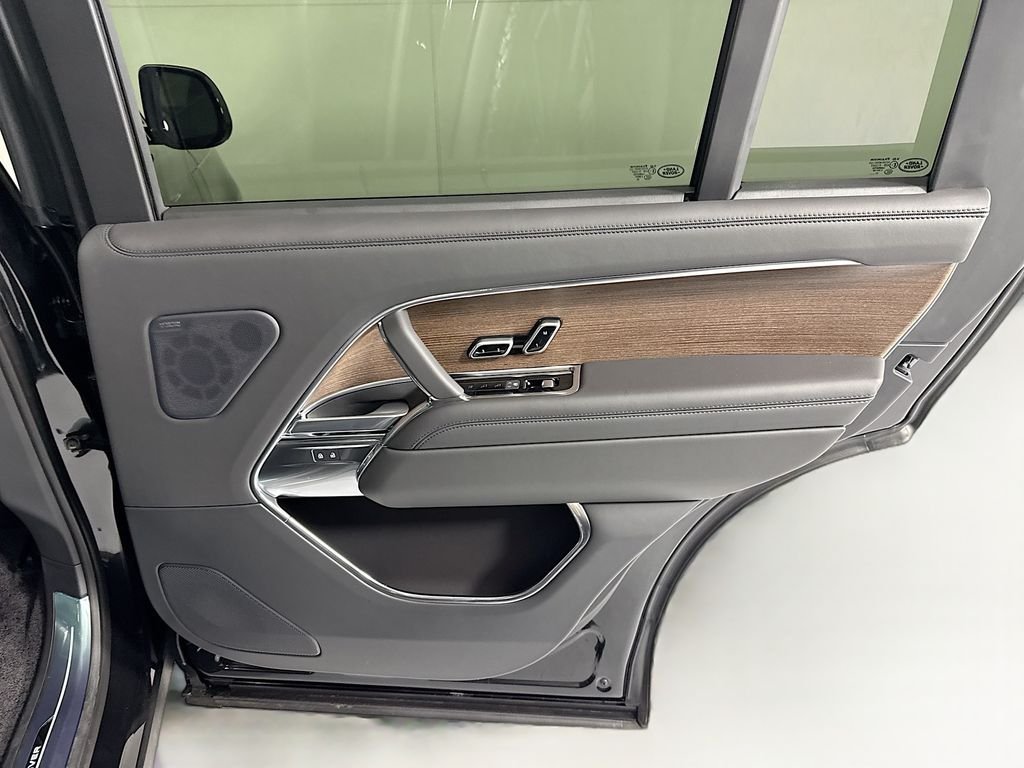 New 2026 Santorini Black Land Rover SE image 27