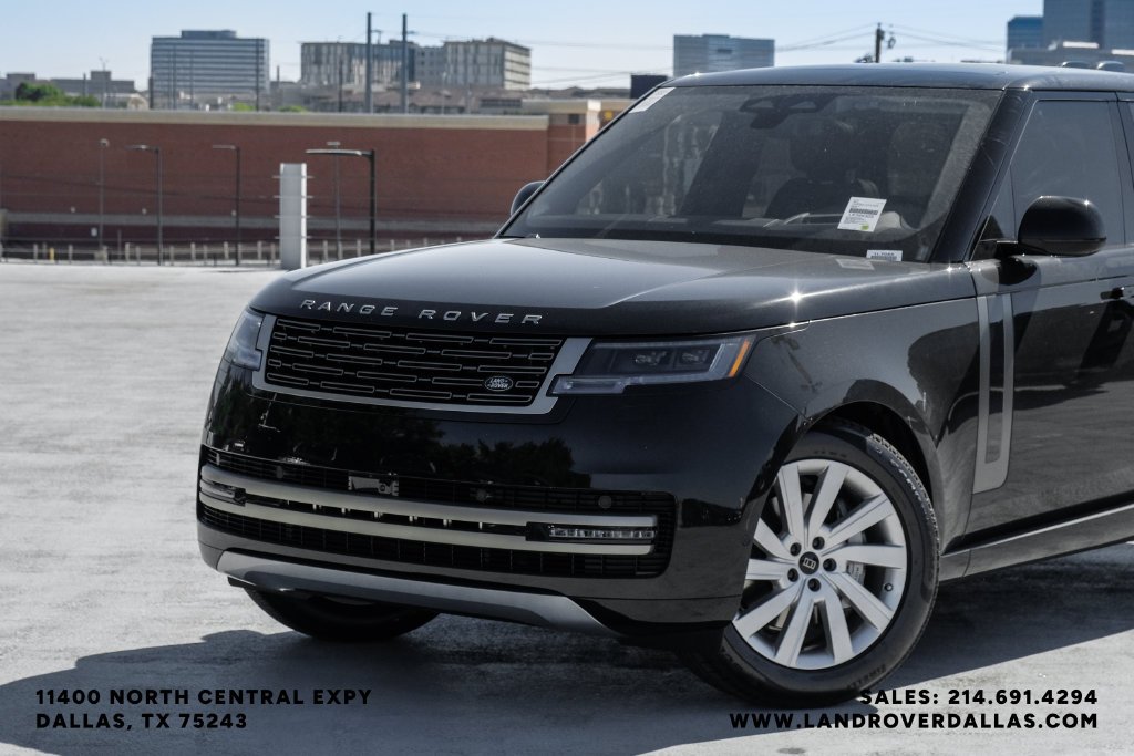 New 2027 Santorini Black Metallic Land Rover SE image 3