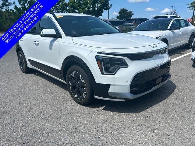 Used 2023 White Kia Wave image 1