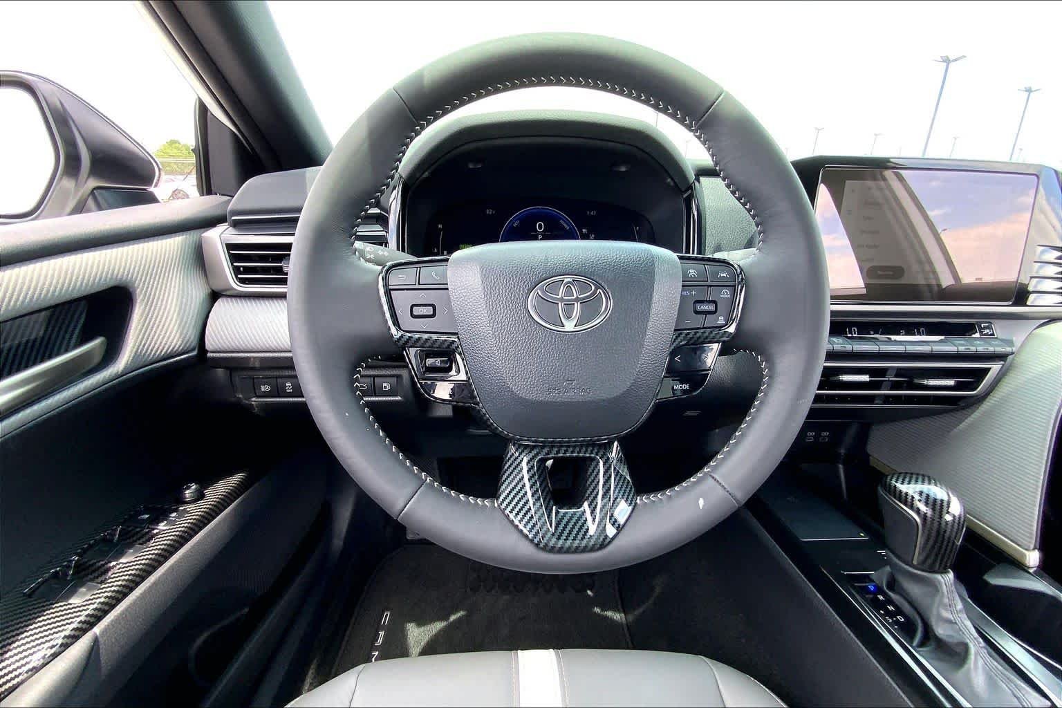 Used 2025 Ice Cap Toyota SE image 6