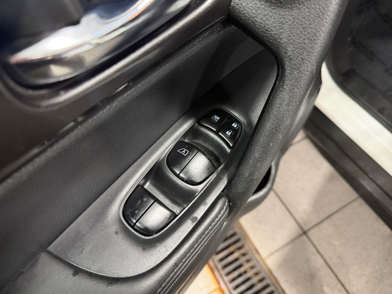 Used 2019 Glacier White Nissan SV image 27