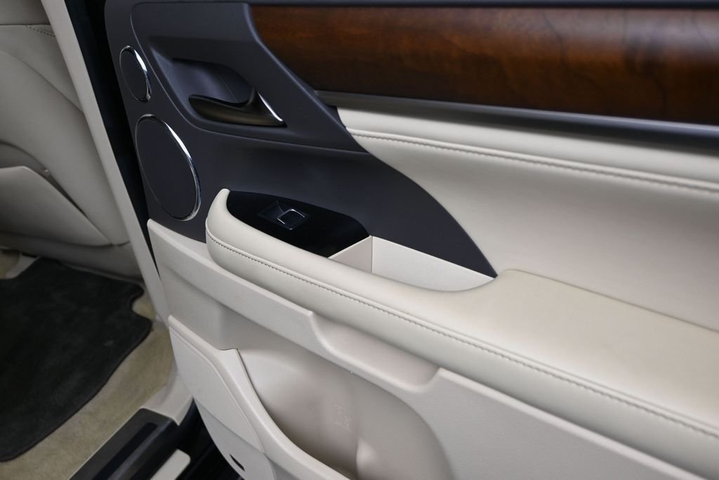 2017 Lexus LX 570 - Photo 23