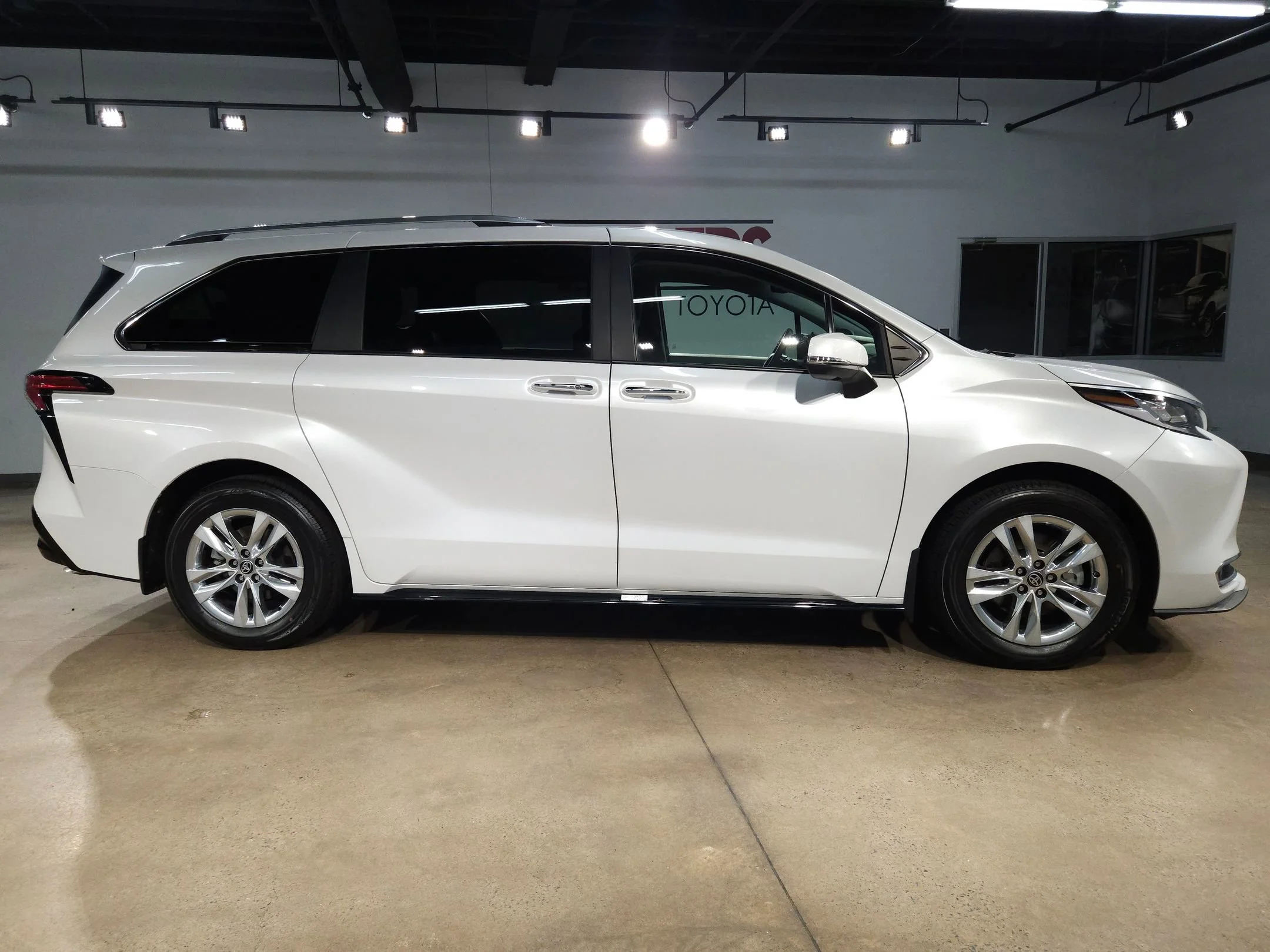 2024 Toyota Sienna Limited - Photo 8