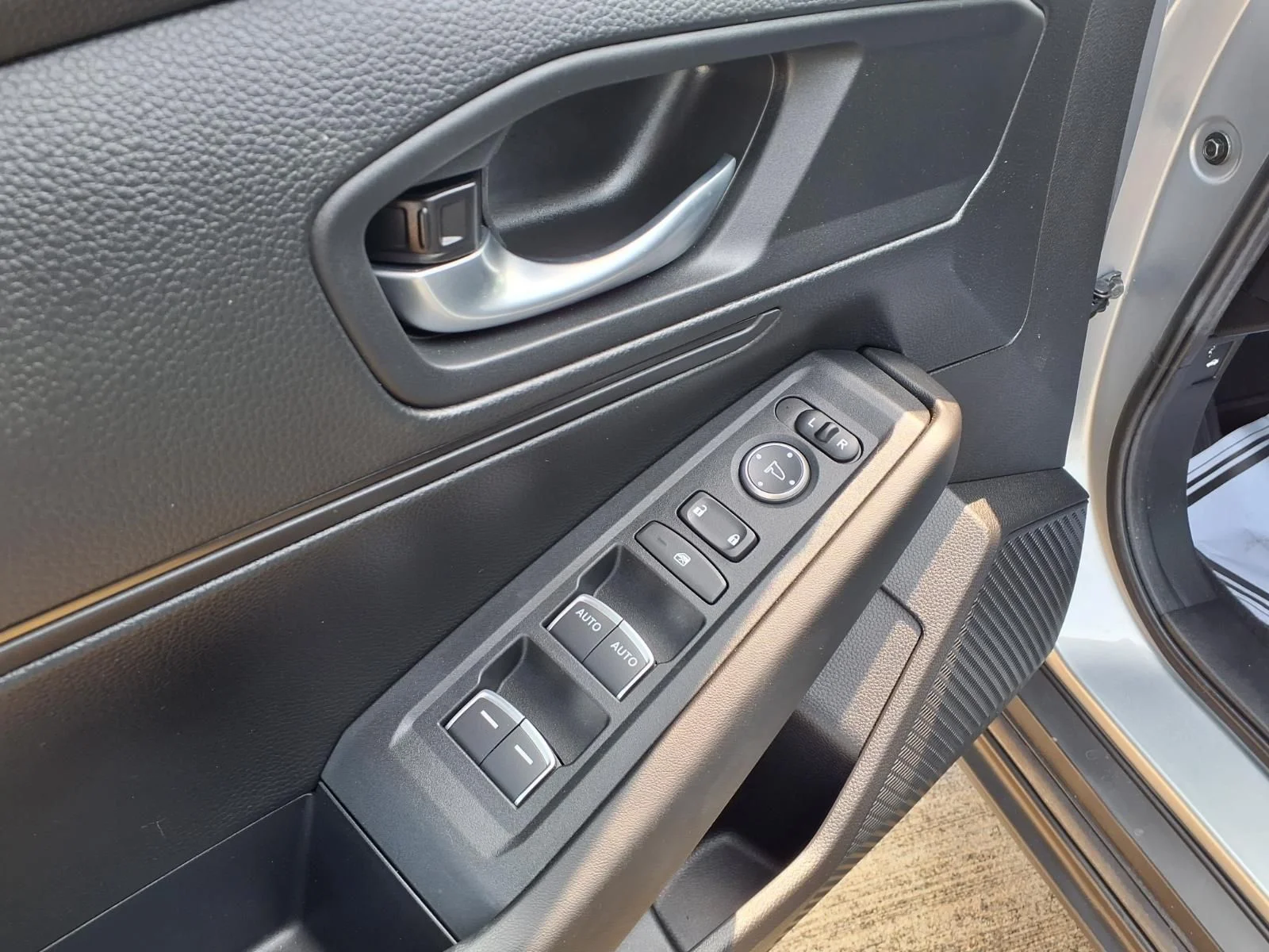 Used 2025 Silver Honda LX image 13