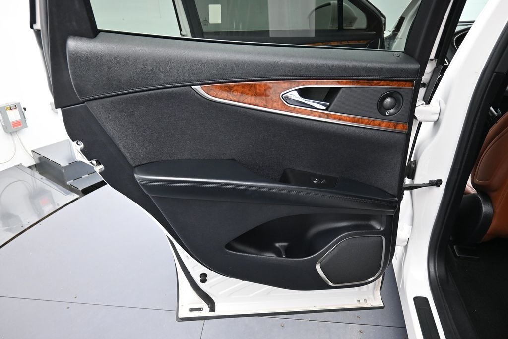 Used 2019 White Platinum Clearcoat Metallic Lincoln Reserve image 25