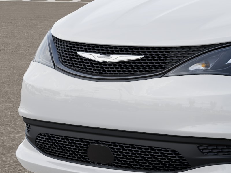 New 2027 Bright White Clear-Coat Exterior Paint Chrysler LX image 7