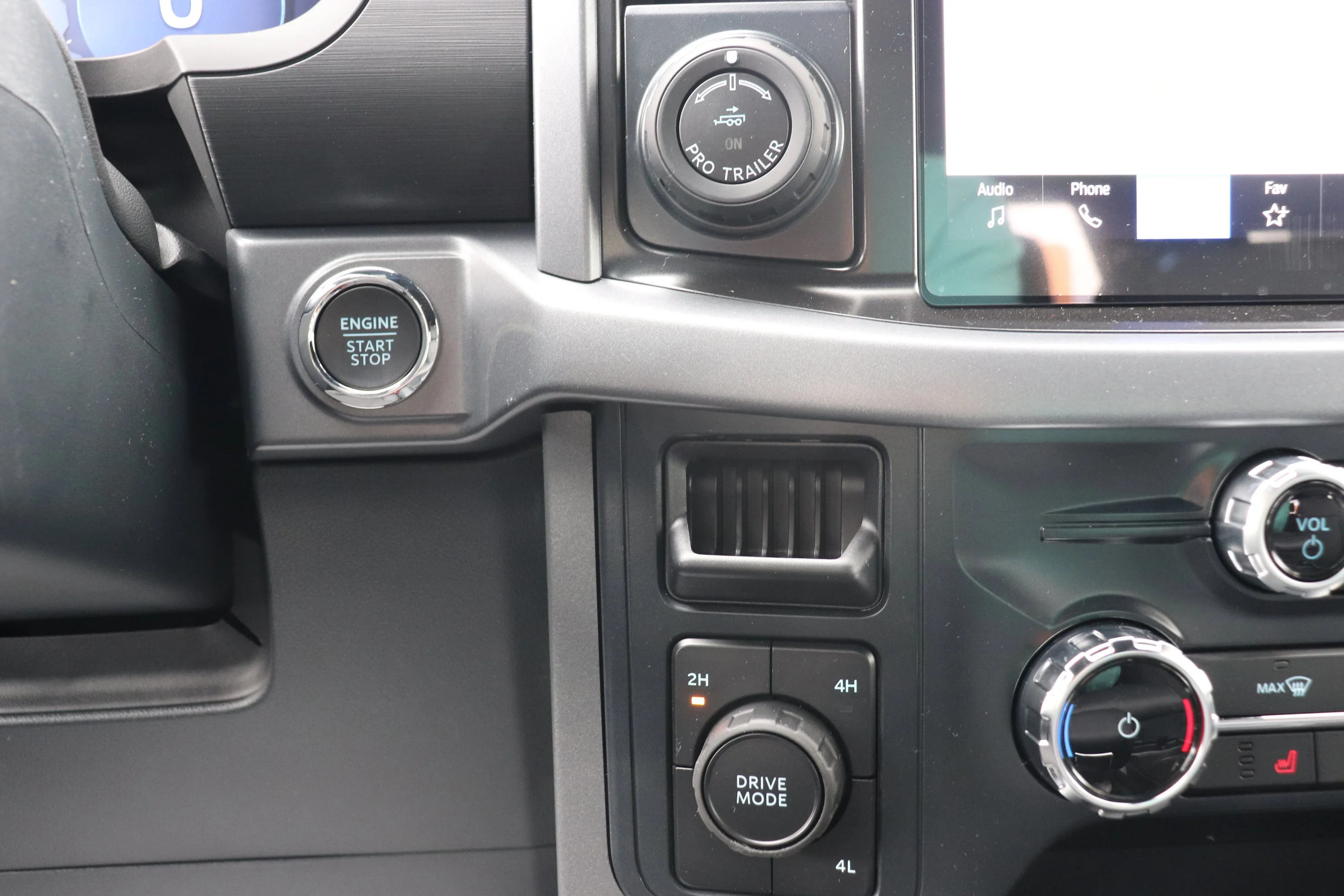 New 2026 CARBONIZED GREY METALLIC Ford XLT image 14