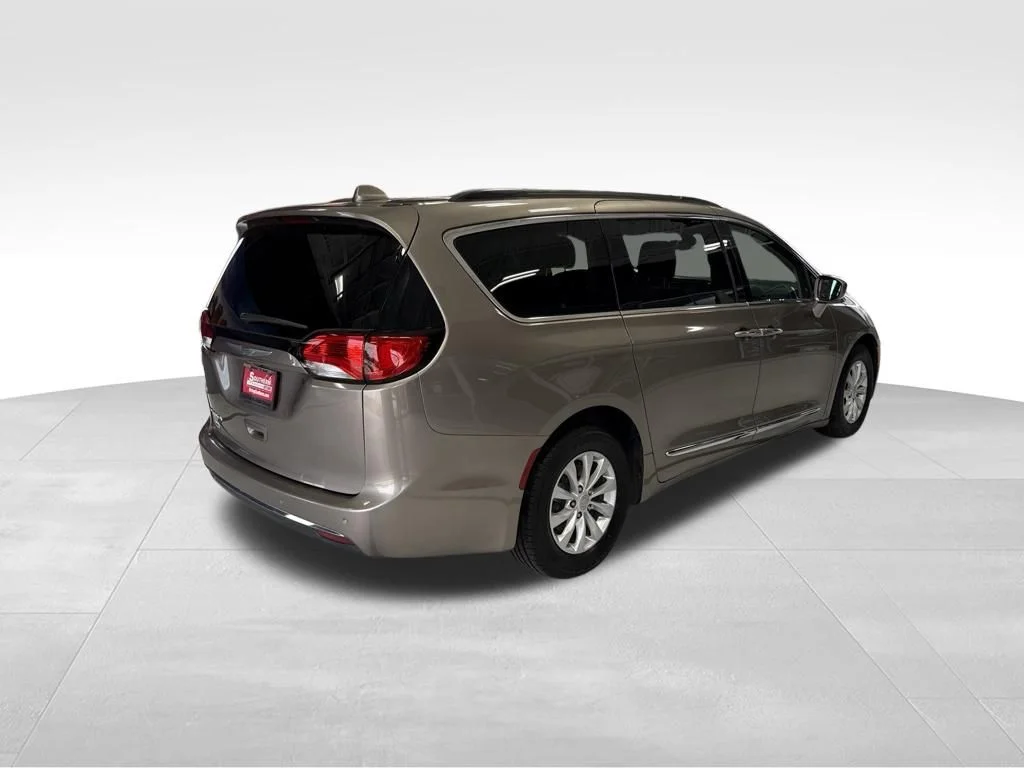 Used 2017 Gray Chrysler Touring L image 5