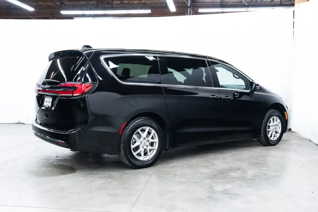Used 2025 Diamond Black Crystal Pearlcoat Chrysler Select image 6