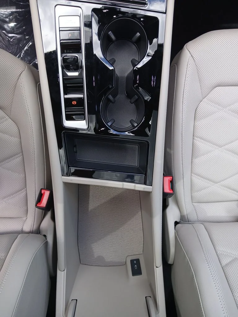 New 2026 Black Volkswagen 2.0T SE w/Technology image 25
