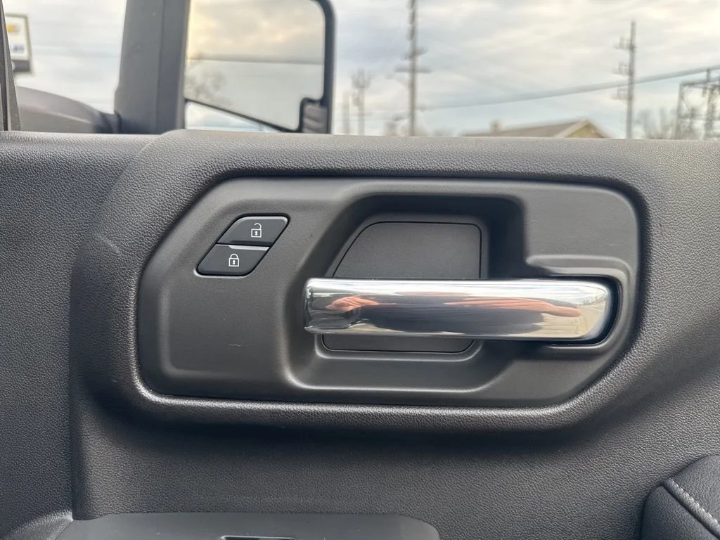 Used 2025 Onyx Black GMC SLE image 27