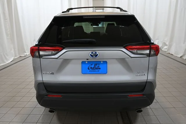 Used 2021 Silver Toyota XLE image 11