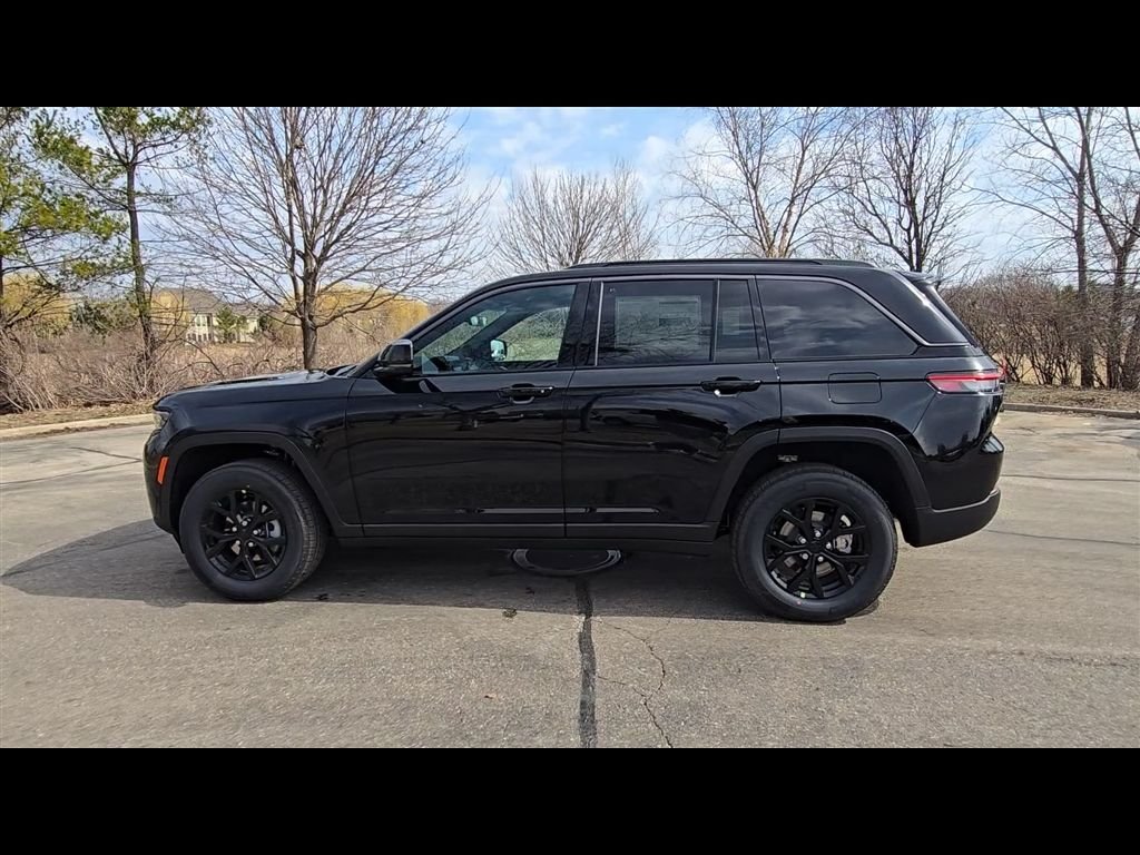 New 2026 Diamond Black Crystal Pearl-Coat Exterior Paint Jeep Altitude image 5