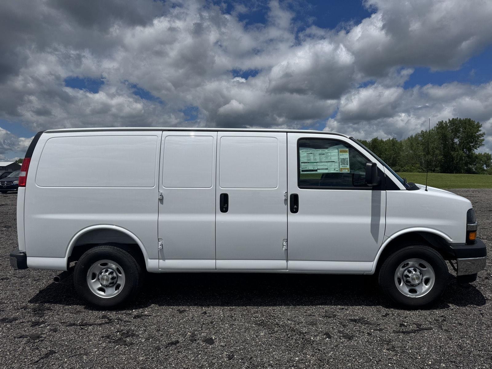 New 2026 Summit White Chevrolet WT image 4