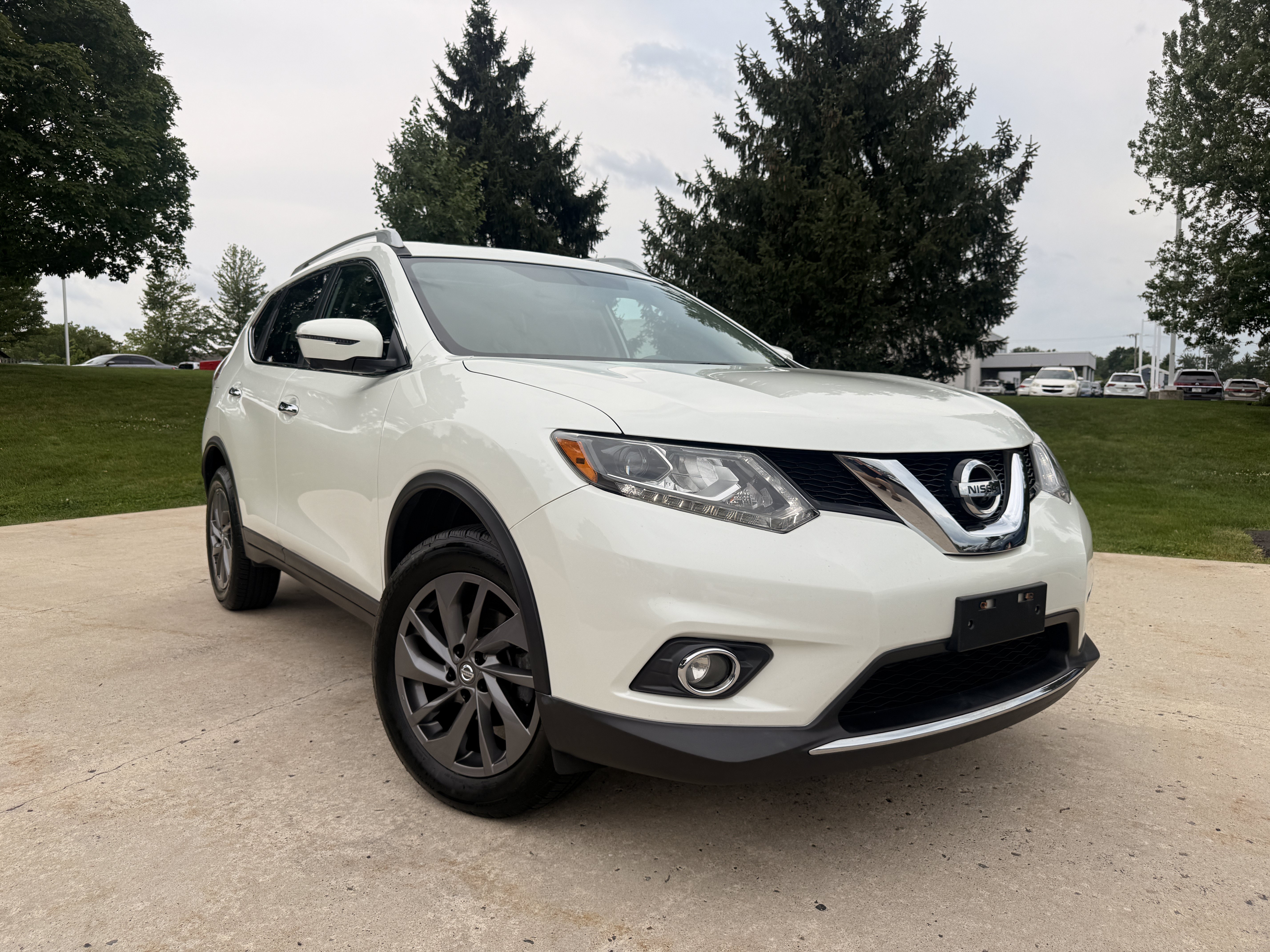 Used 2016 Pearl White Nissan SL image 19