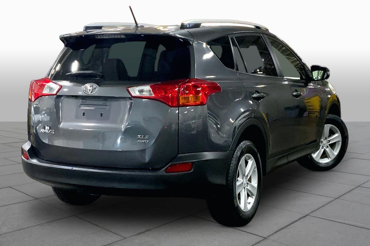Used 2014 Magnetic Gray Metallic Toyota XLE image 13