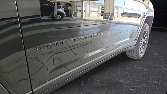 New 2026 Diamond Black Crystal Pearl-Coat Exterior Paint Jeep Altitude image 40