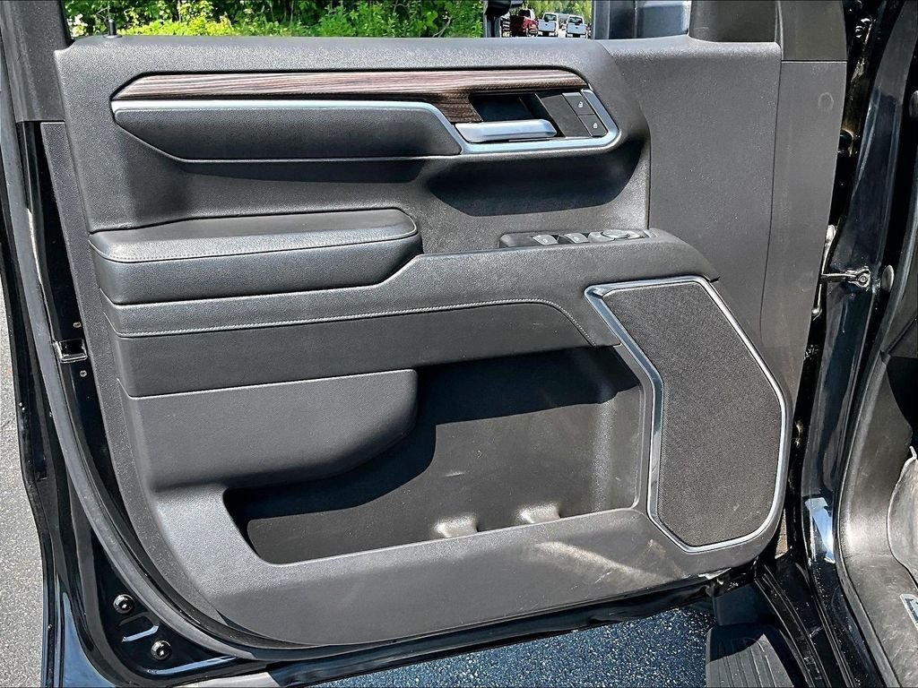 Used 2022 Black Chevrolet LT image 9