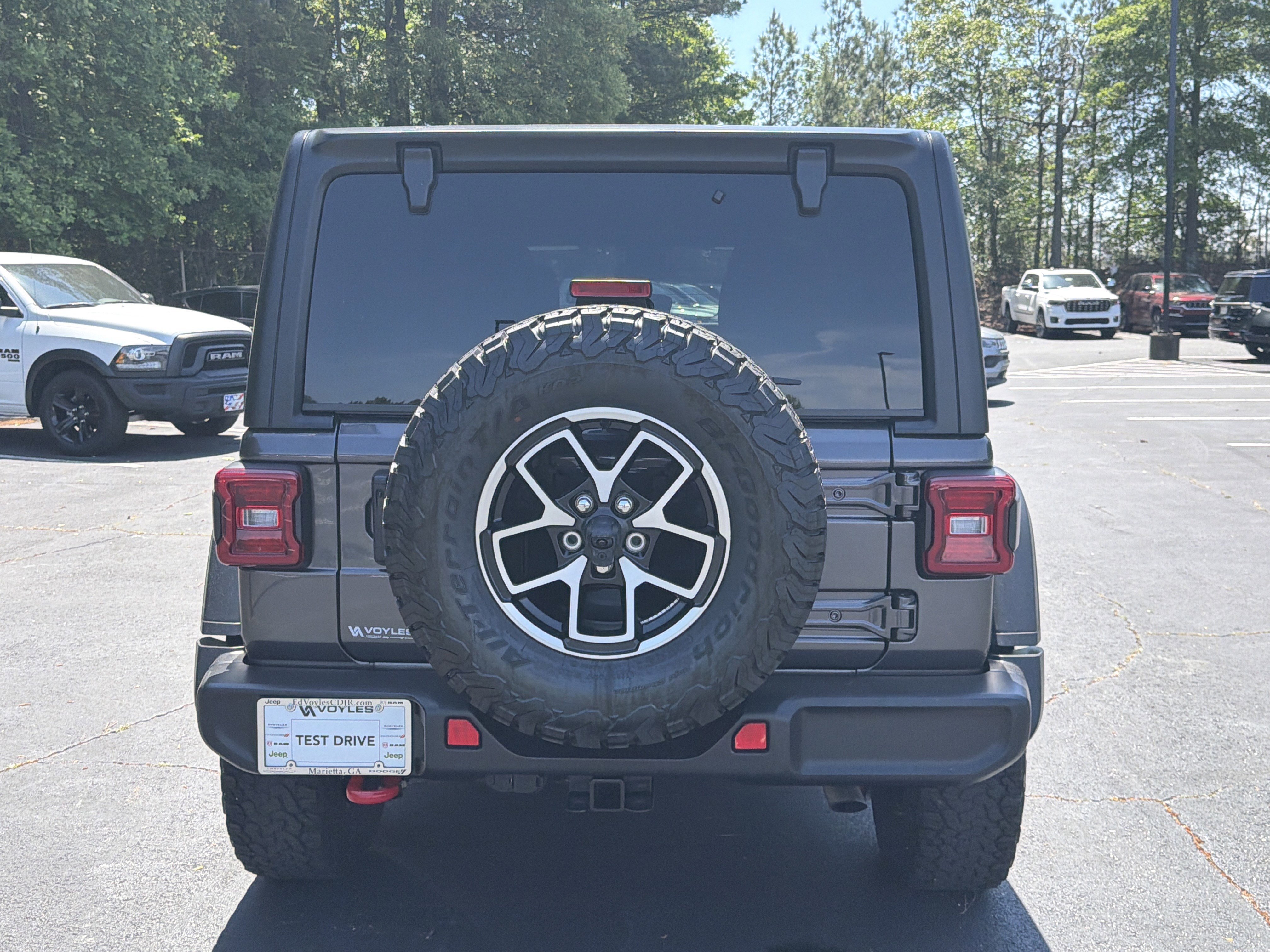 Used 2025 Granite Crystal Metallic Clearcoat Jeep Rubicon image 7