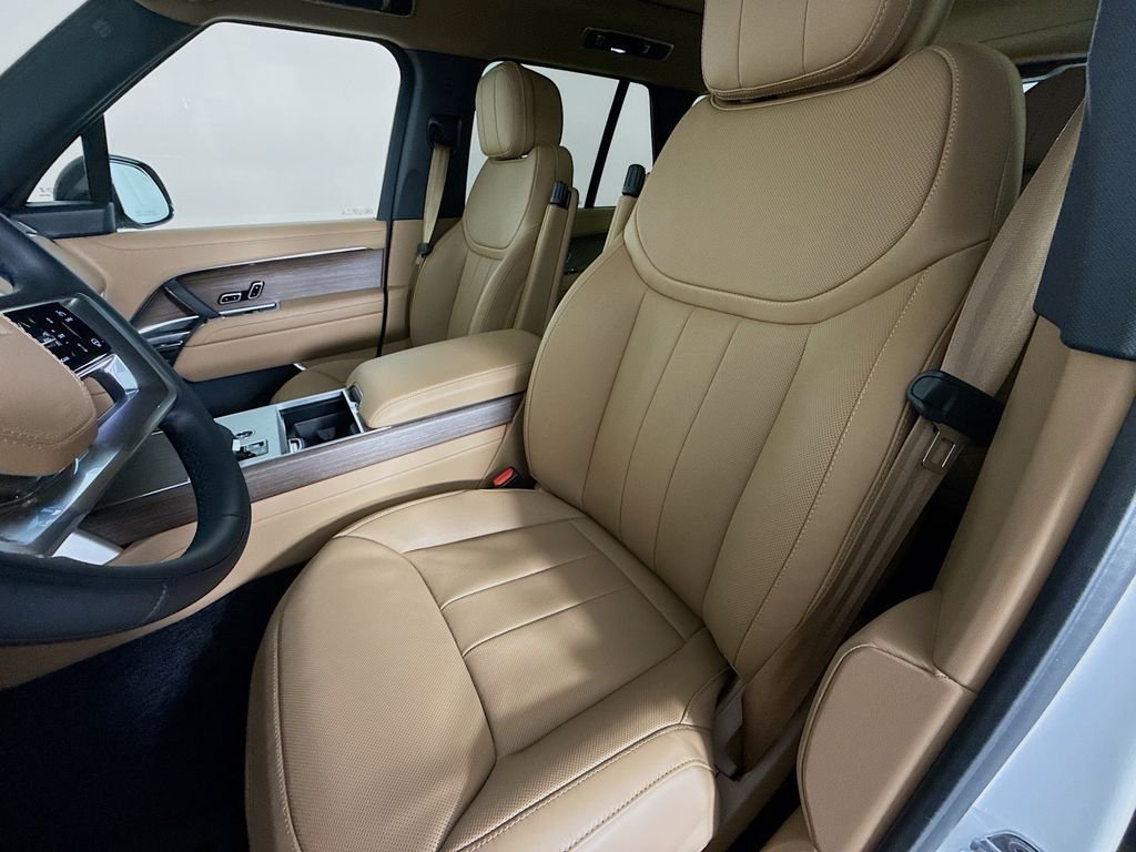 New 2026 Fuji White LAND ROVER SE image 5