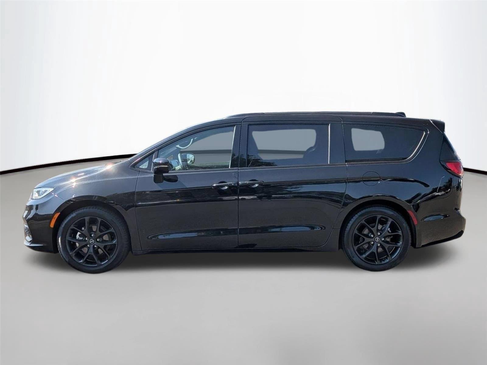 Used 2025 Diamond Black Crystal Pearlcoat Chrysler Limited image 2